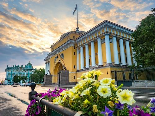 Фотография представляет величественное Адмиралтейство в Санкт-Петербурге, с основным фасадом, выходящим на Адмиралтейскую площадь. Этот снимок отражает архитектурное великолепие России, сосредоточенное в одном из исторических центров города. Великолепие и стойкость Адмиралтейства делают его символом культурного богатства и военной истории города.

Эта фотография — не только яркий кадр Адмиралтейства, но и приглашение на виртуальную прогулку по столице Северной Пальмиры. Приобретение этой фотографии станет отличным способом заново пережить великолепие и красоту Санкт-Петербурга.

Адмиралтейство на Адмиралтейской площади, олицетворяя российскую архитектурную традицию, станет прекрасным элементом интерьера и уникальным сувениром. Эта фотография привлекательна для тех, кто ценит красоту архитектуры и исторических мест.

Используйте это изображение для привлечения туристов, выделяя культурные и архитектурные богатства Санкт-Петербурга.